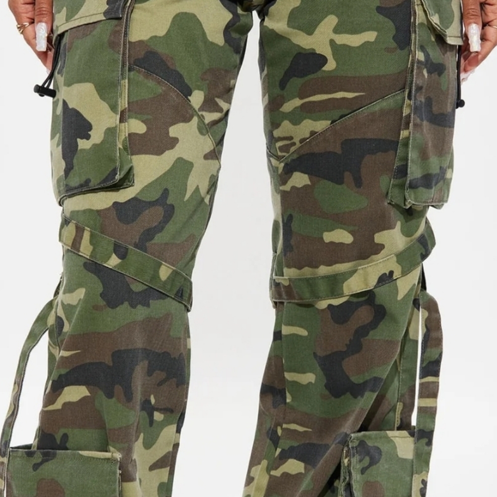 Fashion Nova Level You Up Camo Cargo Pants - Size XS NWT - Picture 3 of 3